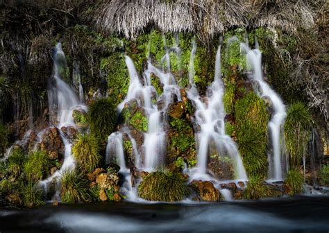 A Thousand Springs: Intricate Brushstrokes Reveal an Ethereal Landscape!