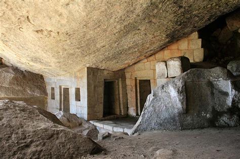  Templo da Lua Crescente Uma Exploração das Formas Geométricas em Movimento e da Harmonia entre o Natural e o Artificial