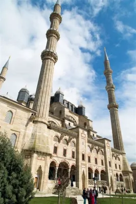   A Grande Mesquita de Edirne! Uma Síntese Brilhante de Arquitetura Seljúcida e Ornamentes Geométricos