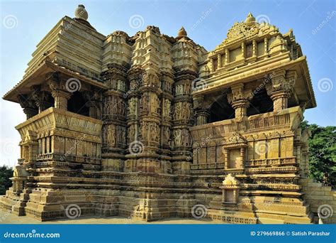  O Toran da Porta do Templo de Khajuraho: Uma Sinfonia em Pedra que Celebra a Vida!