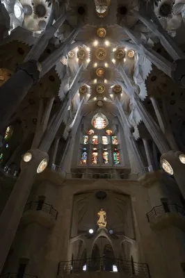  A Sagrada Família: Um Monumental Ensaio de Fé em Pedra e Luz!